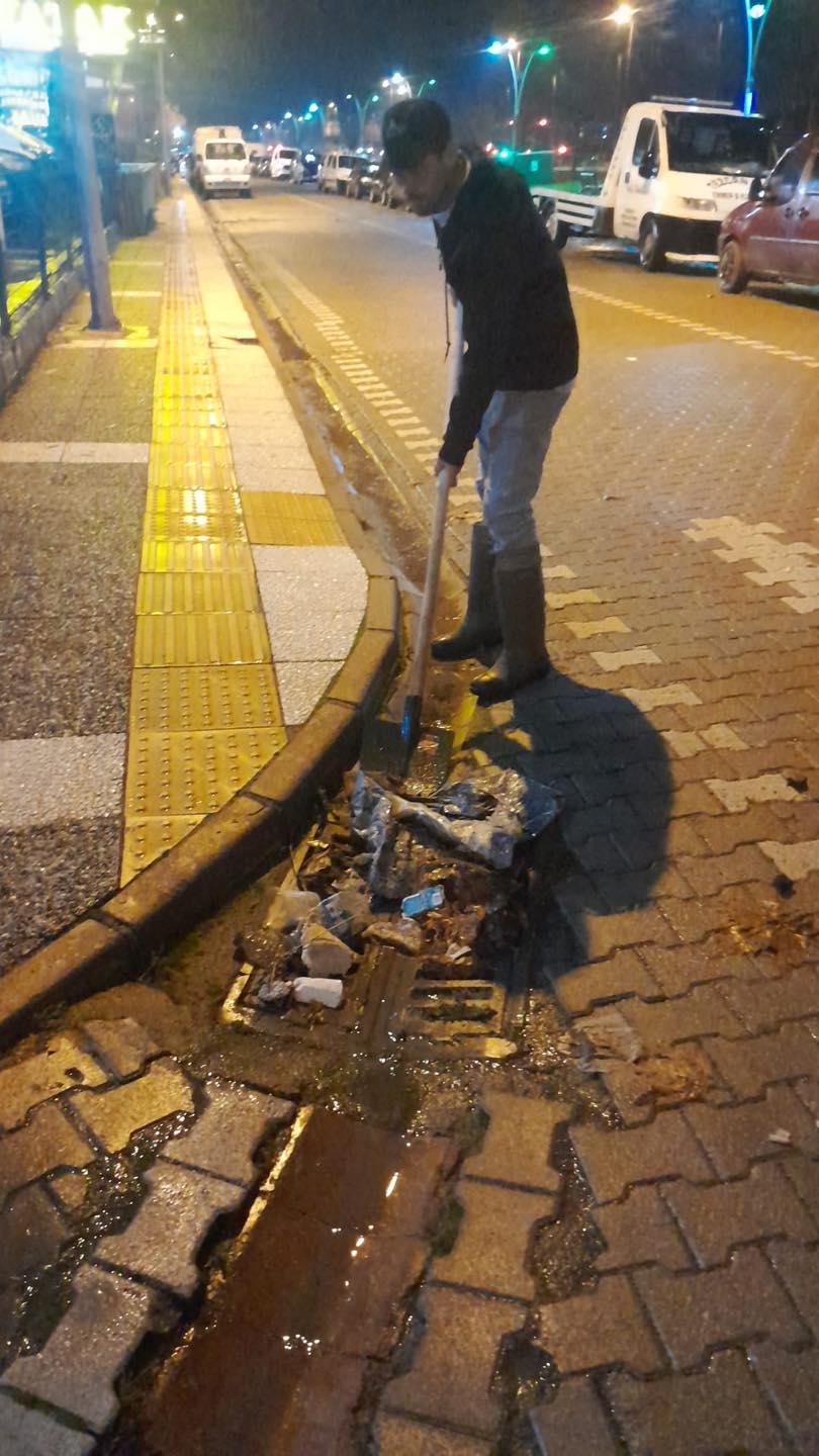 Edremit’te Sağanak Mesaisi: Belediye Ekipleri Gece Boyu Teyakkuzdaydı