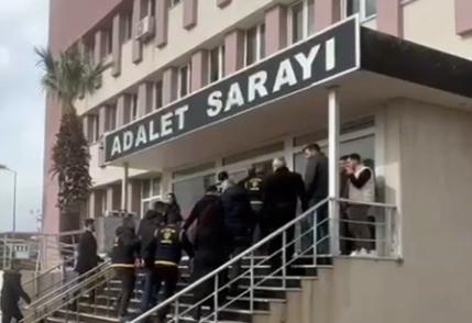 Ayvalık’ta Kendilerini Başkomiser Ve Savcı Olarak Tanıtan Dolandırıcılar Polisten Kaçamadı