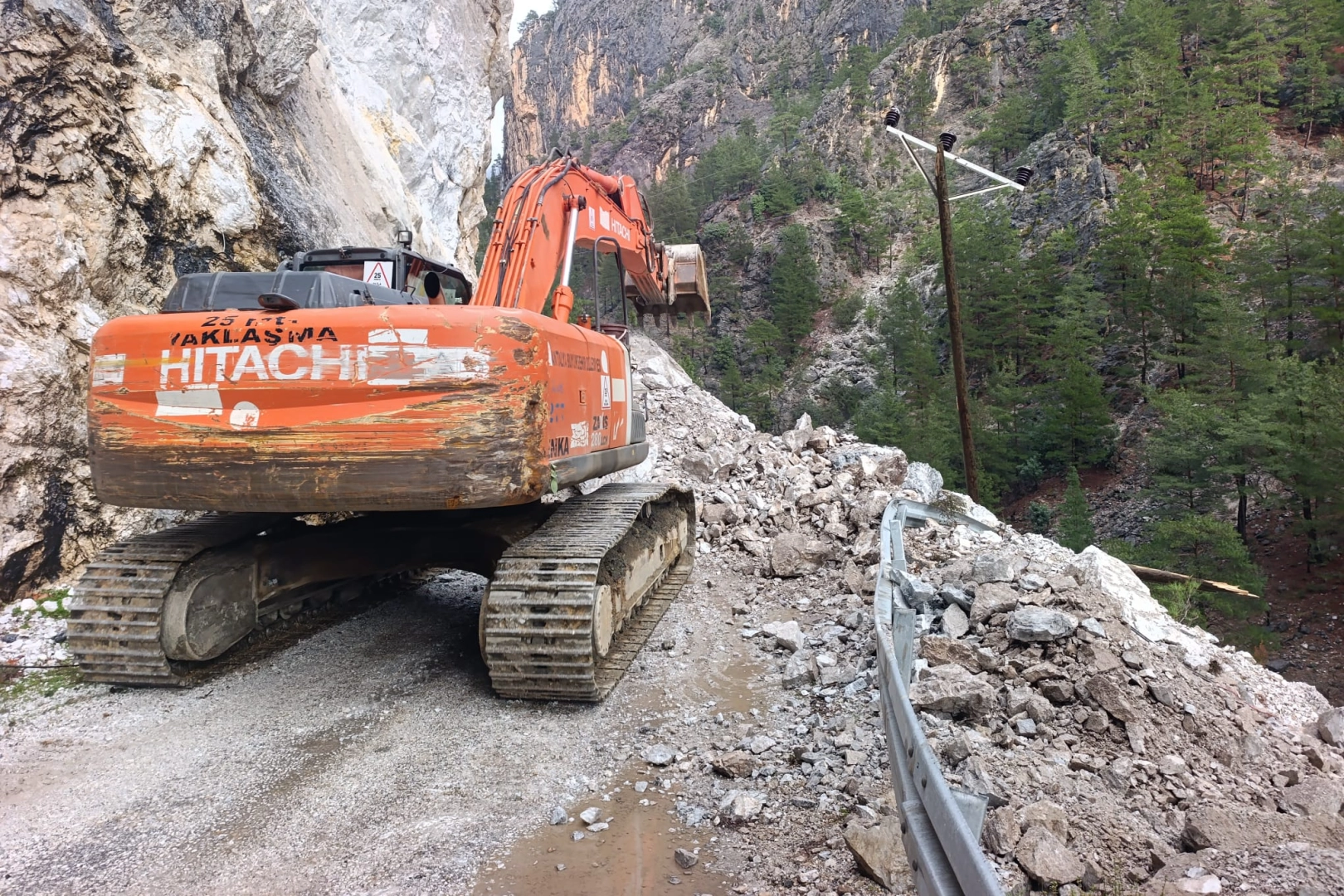 Alanya’da heyelan sonrası yol ulaşıma açıldı