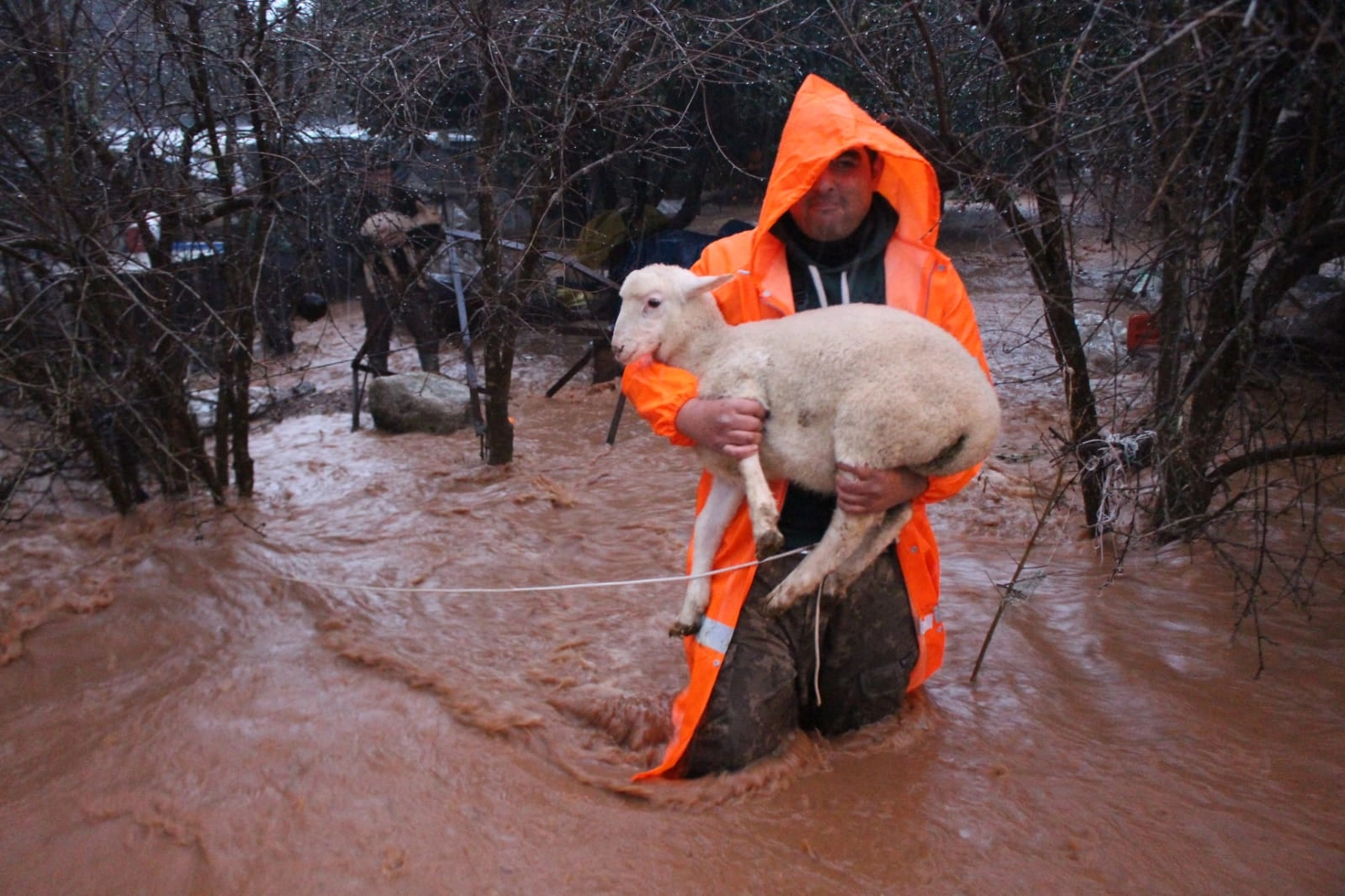 Antalya’da ekipler olumsuzluklara müdahale etti