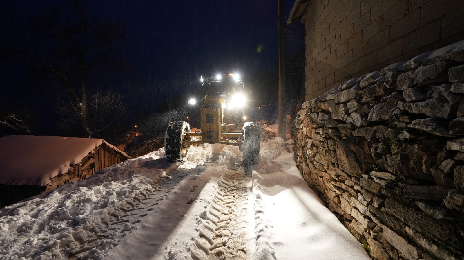 Büyükşehir Belediyesi karla mücadelede 7/24 sahada