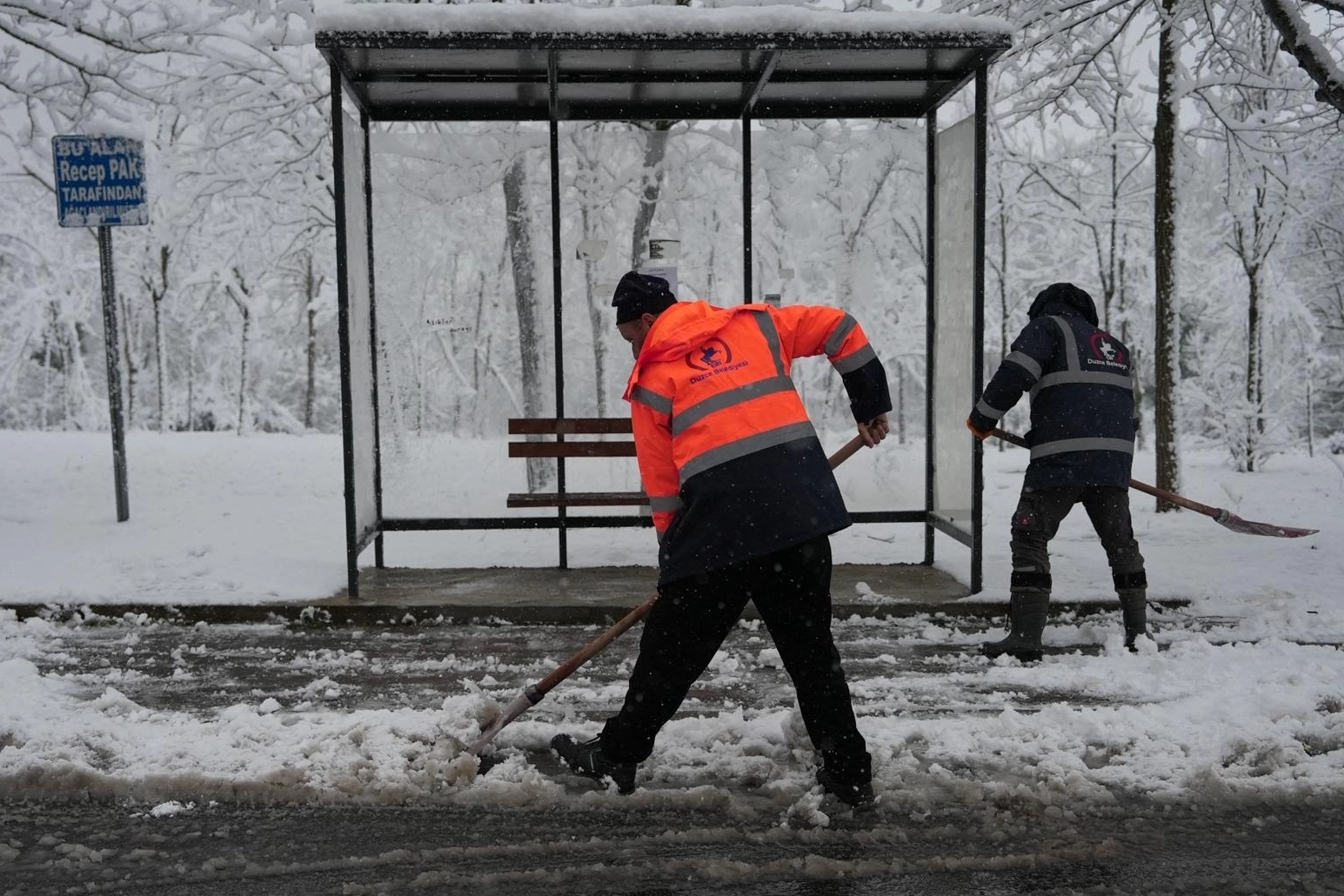 Düzce Belediyesi’nin kar timleri sahada