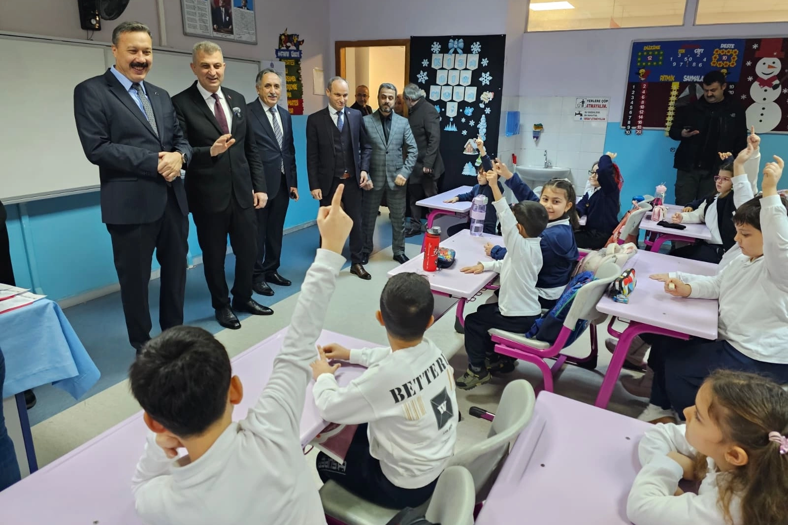 Gölcük’te Başkan Sezer, öğrencilerin karne heyecanına ortak oldu