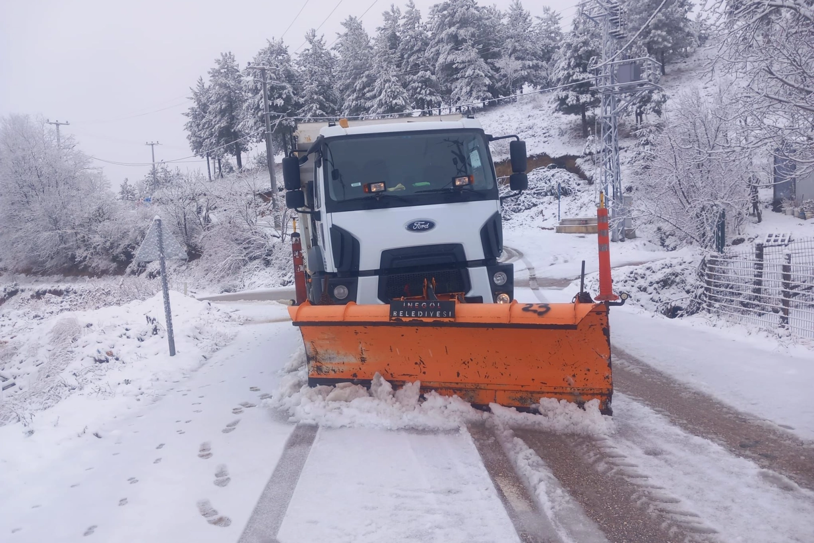 İnegöl Belediyesi karla mücadele çalışmalarını aralıksız sürdürüyor
