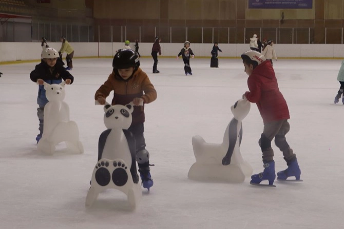 İstanbul’da Maltepeli çocuklar buz pistinde