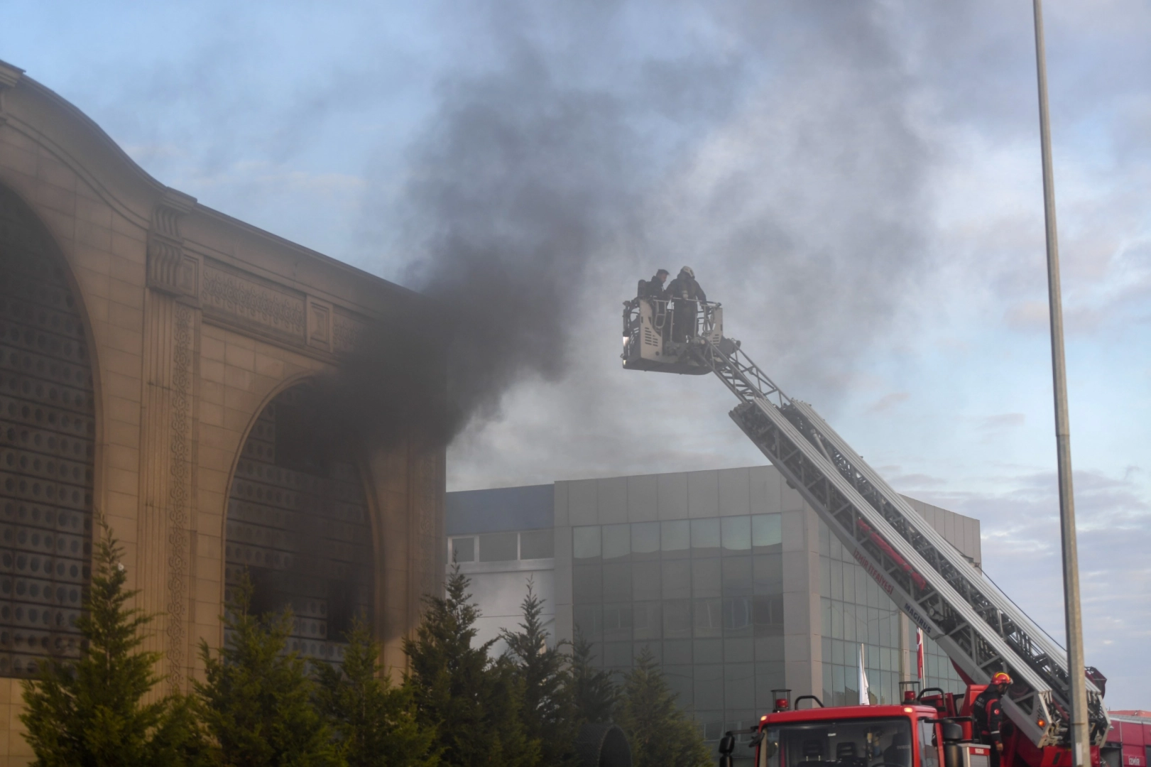 İzmir’de fabrika yangını kısa sürede kontrol altına alındı