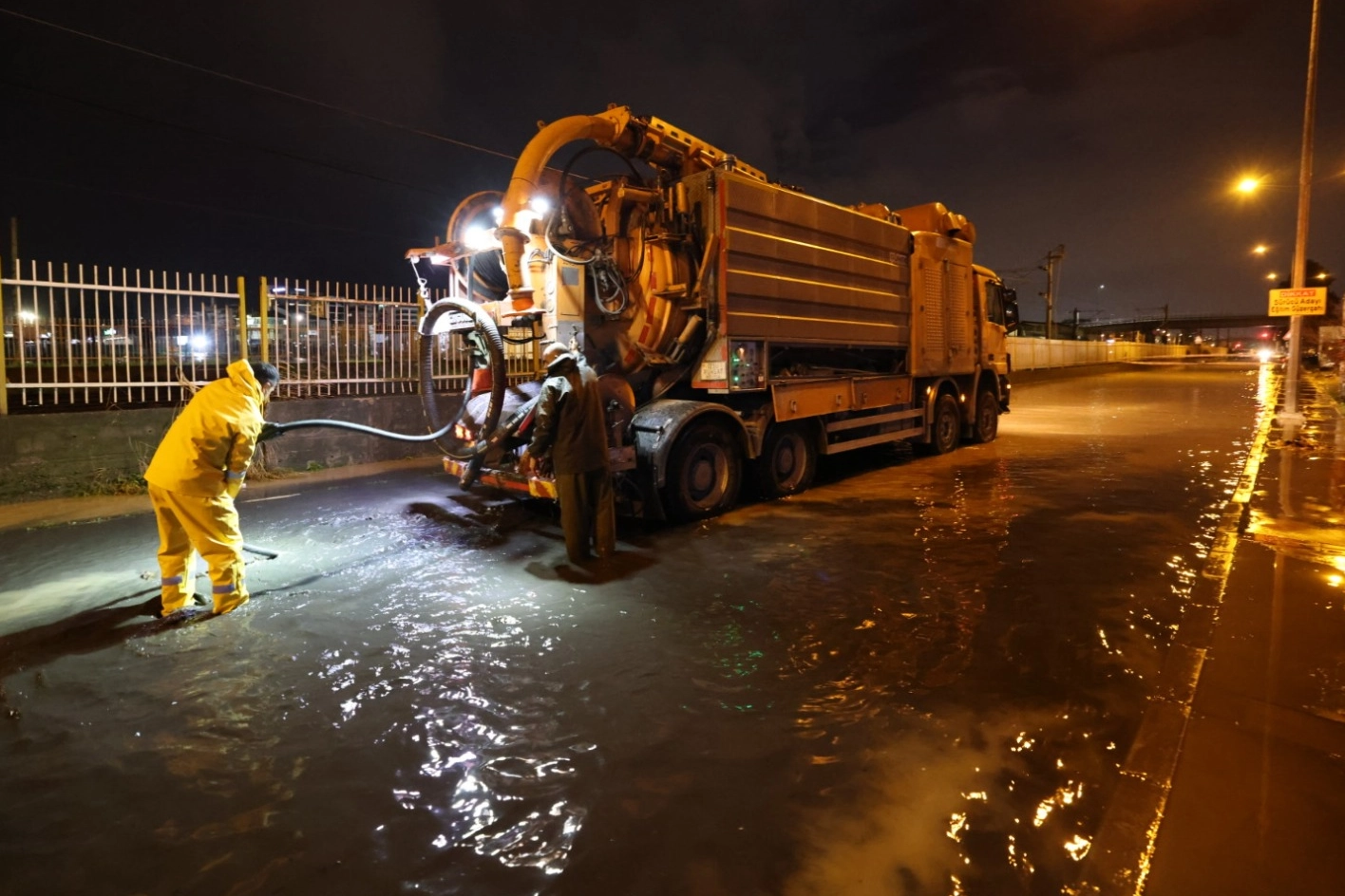 İzmir’de sağanak seferberliği… Büyükşehir tüm birimleriyle sahadaydı