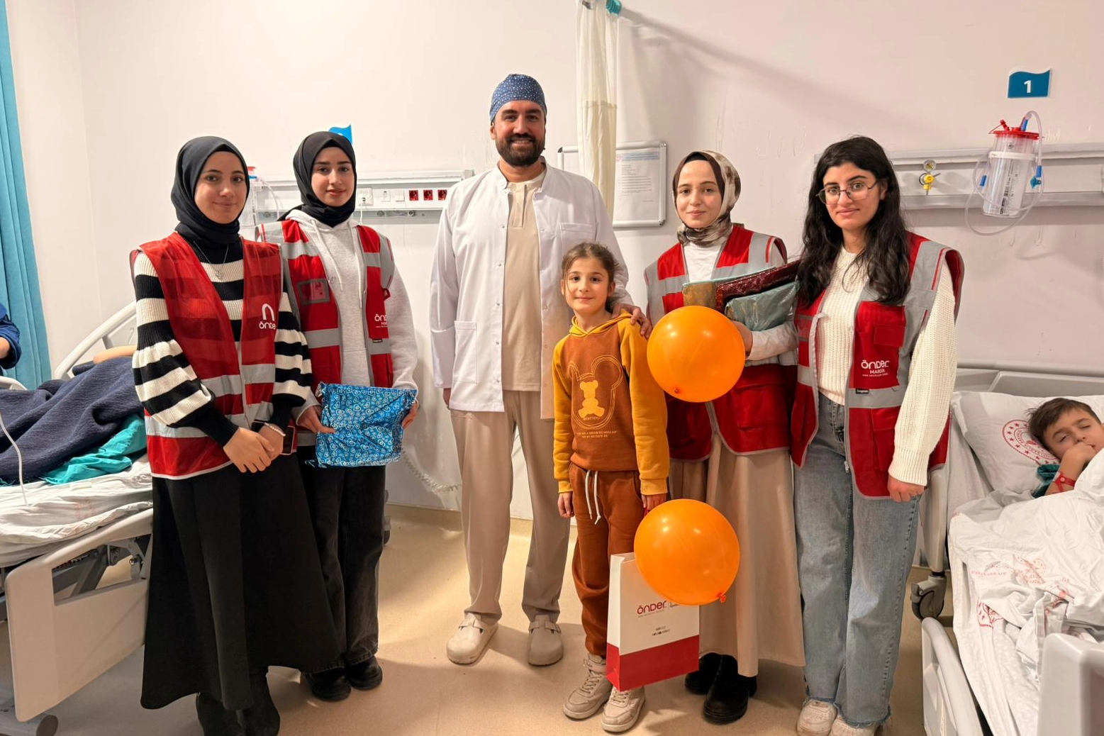 Mardin ÖNDER’den Eğitim ve Araştırma Hastanesi’ne moral ziyareti