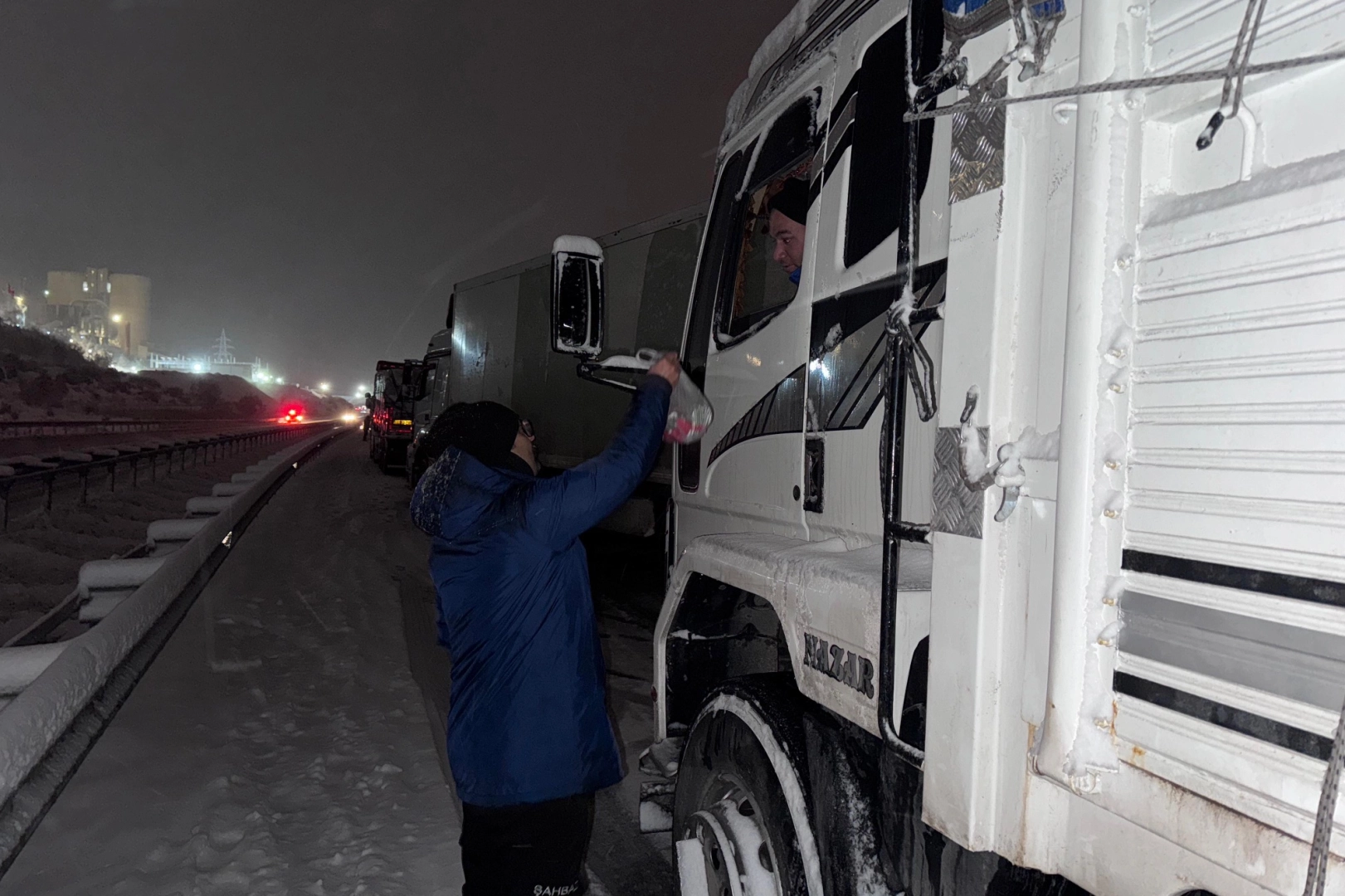 Şahbaz Derneği kar yağışında yolda kalan vatandaşların yanında