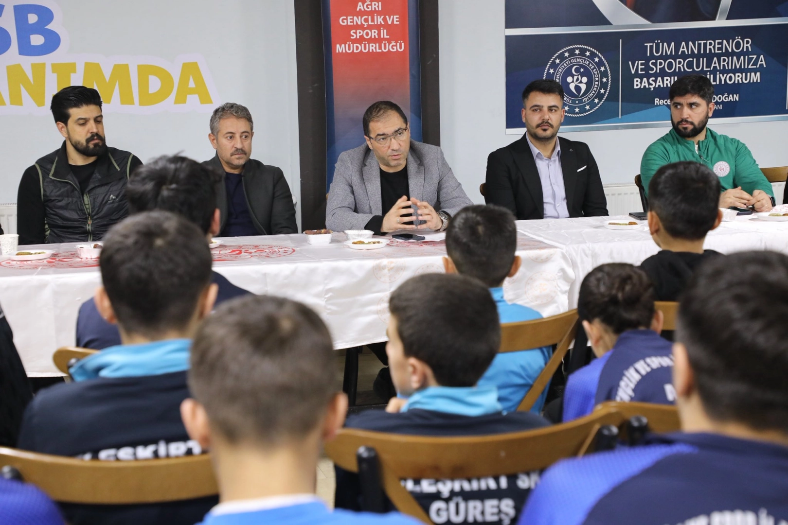 Ağrı’da Sporcu Eğitim Merkezi’nde gençlerle iftar buluşması