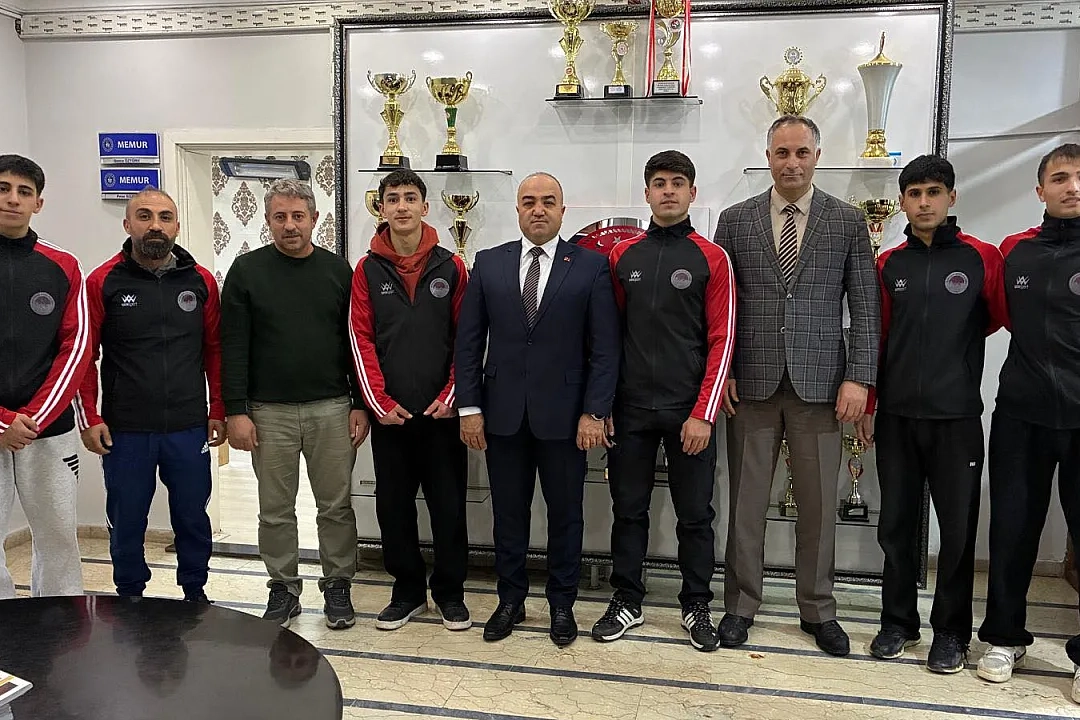 Ağrılı halterciler Mersin’de madalyaları topladı