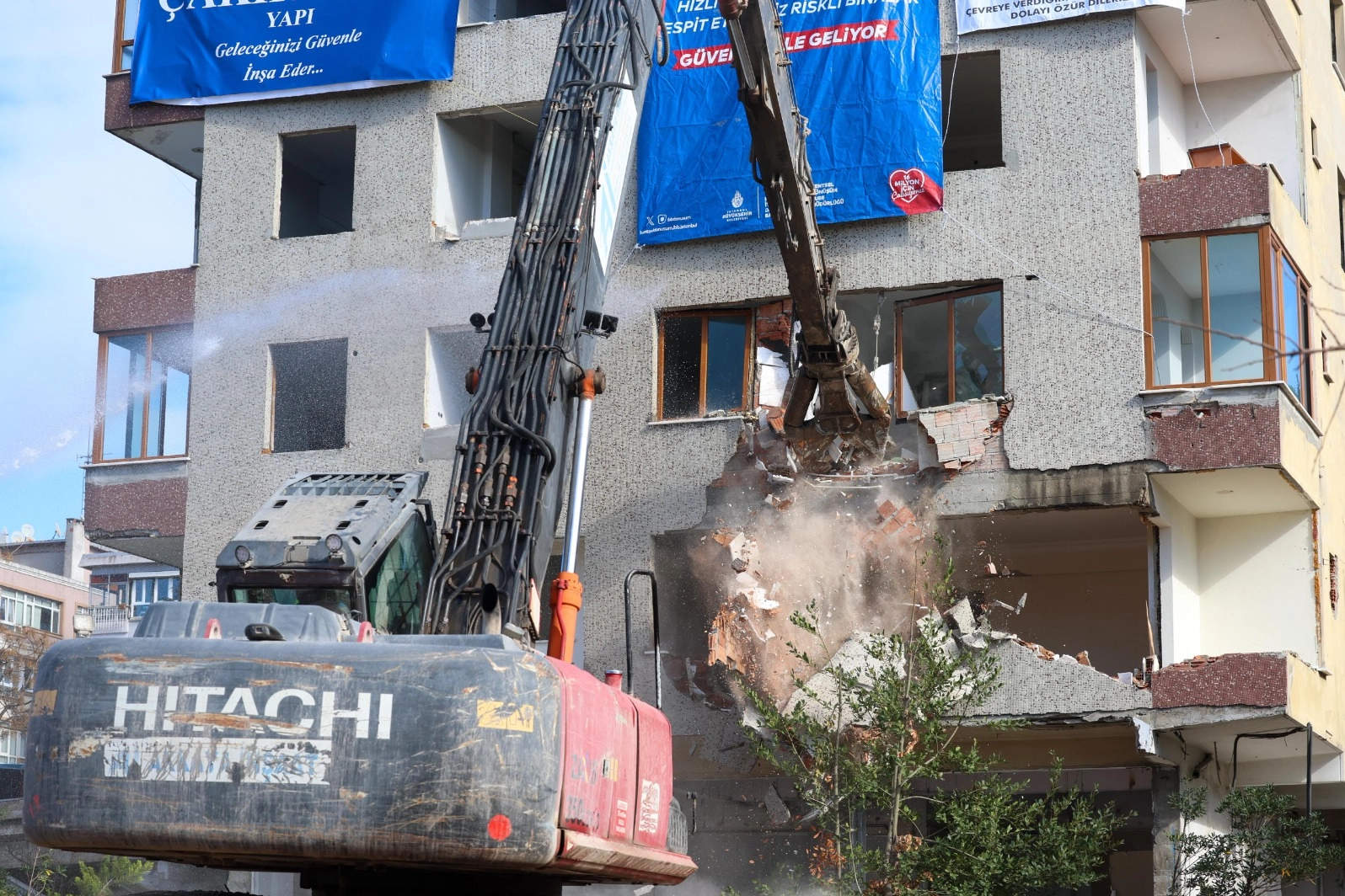 Bakırköy’de 46 yıllık riskli bina yıkıldı