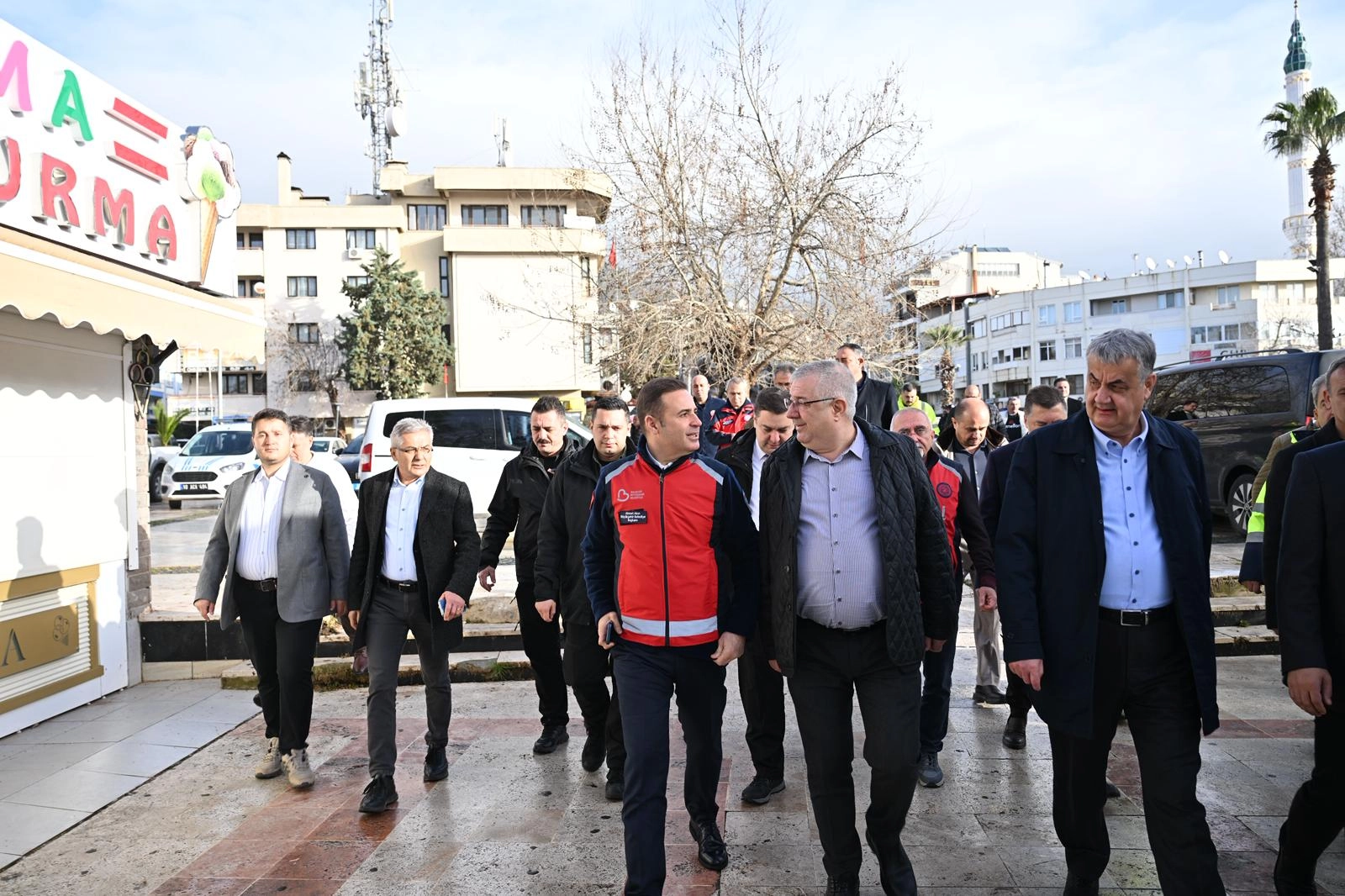 Balıkesir’de Başkan Akın lodosun vurduğu Körfez’de