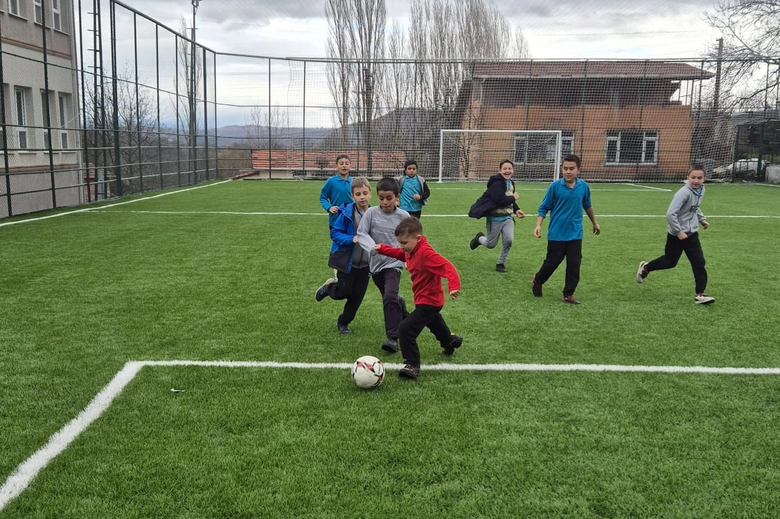 Bursa Büyükorhan’daki halı saha sil baştan yenilendi