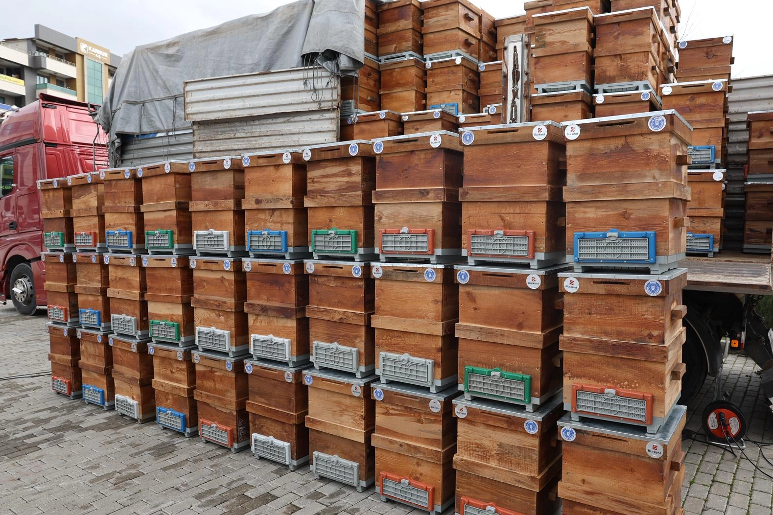 Bursa Büyükşehir’den arıcılara kovan desteği