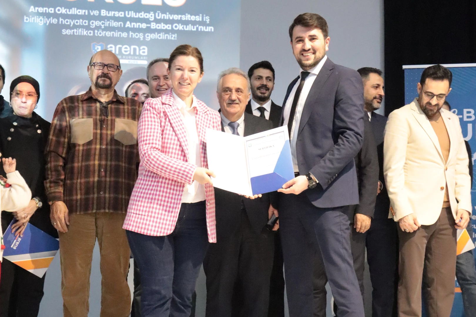 Bursa’da ‘Arena Anne Baba Okulu’nda sertifika heyecanı