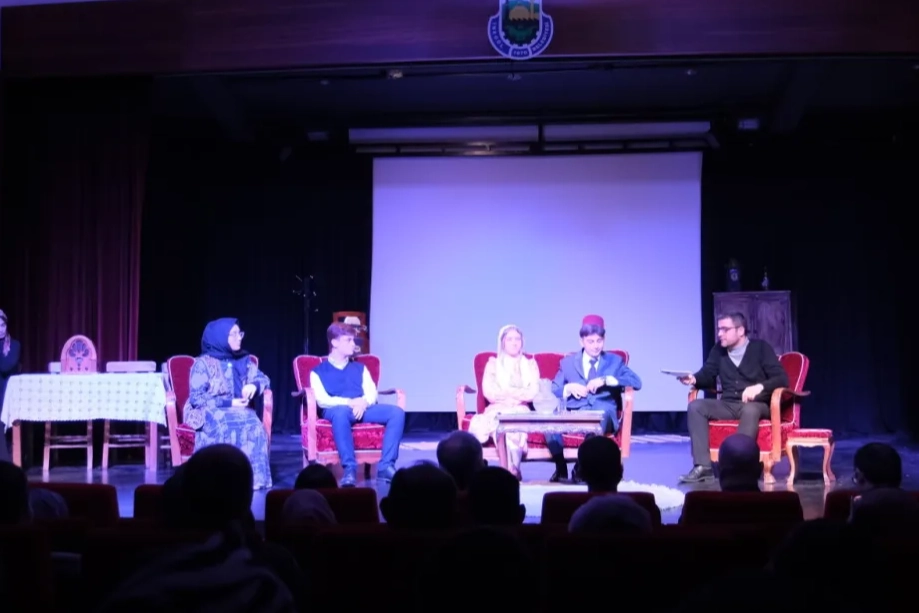 Bursa İnegöl’de “Puşide-i Siyah” tiyatro sösterisi sahnelendi
