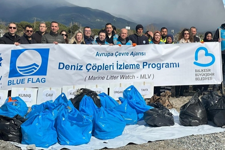 Deniz Çöpleri İzleme Programı’nda Balıkesir Altınkum’da temizlik