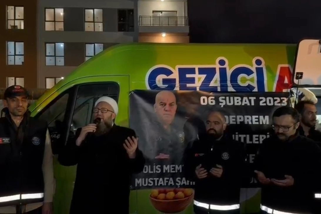 Deprem bölgesine ilk günden bu yana destek veren polis memuru Mustafa Şahin’den 6 Şubat’ta anlamlı vefa