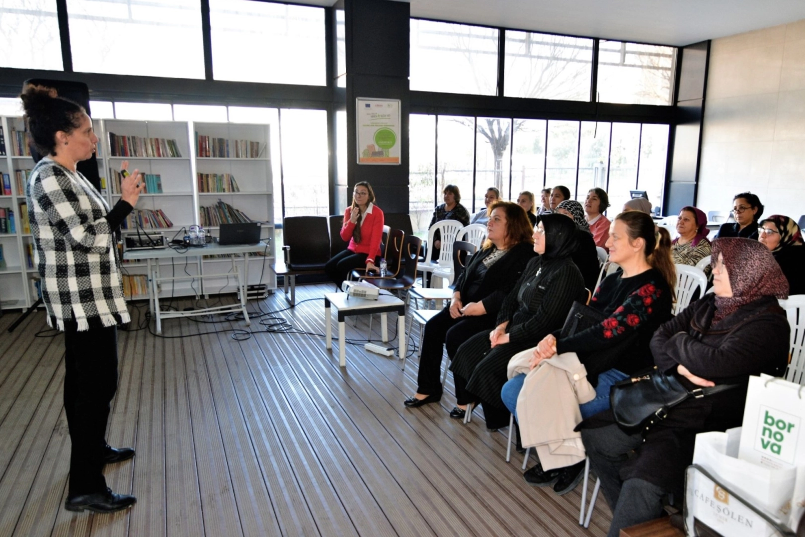 İzmir Bornova’da kadınlar hem üretiyor hem bilinçleniyor