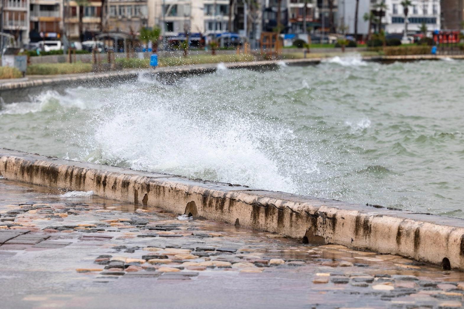 İzmir’deki deniz yükselmesi ters barometre etkisi!