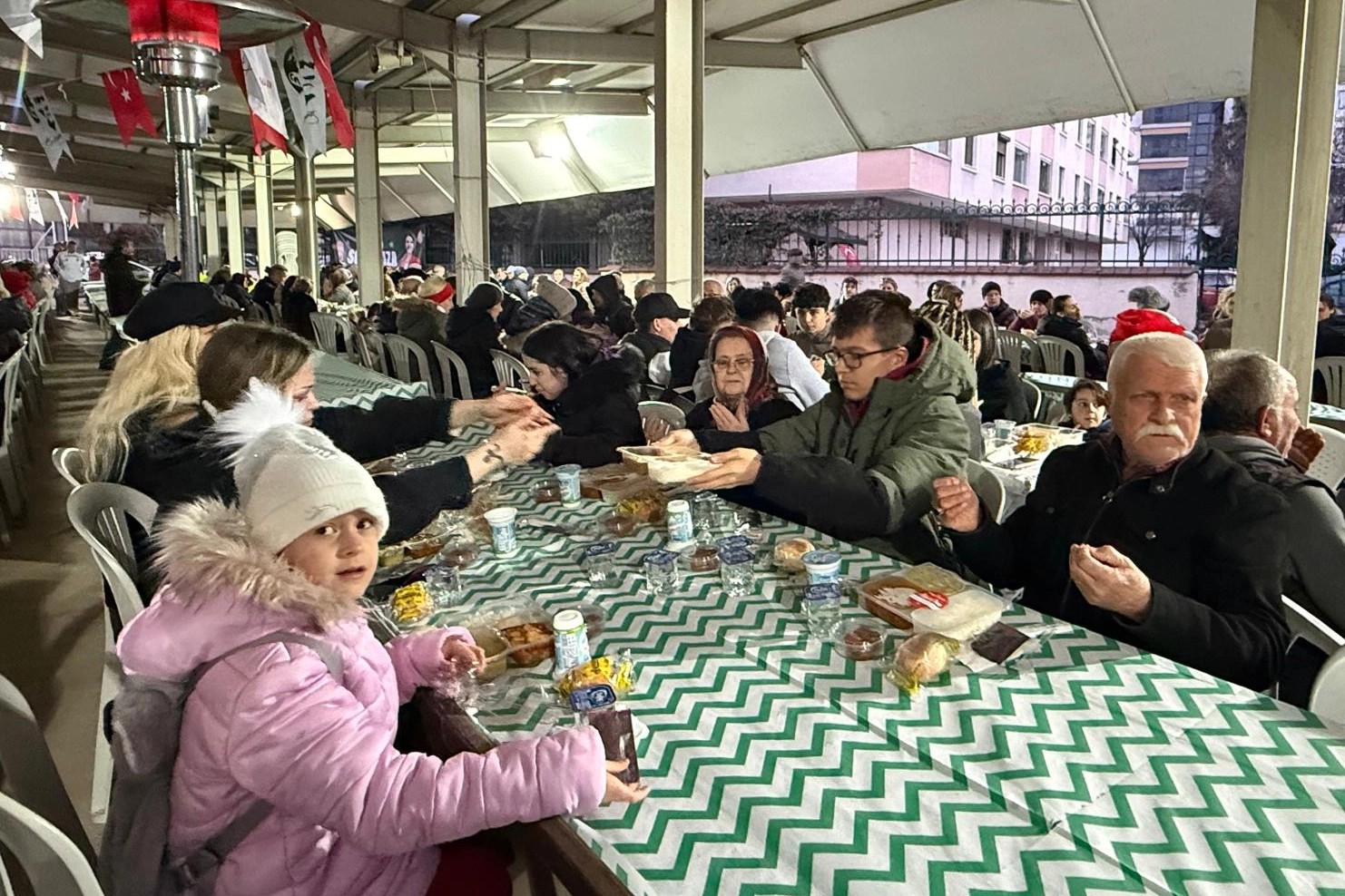 İzmit’te dayanışma sofrası Plajyolu’nda kuruldu