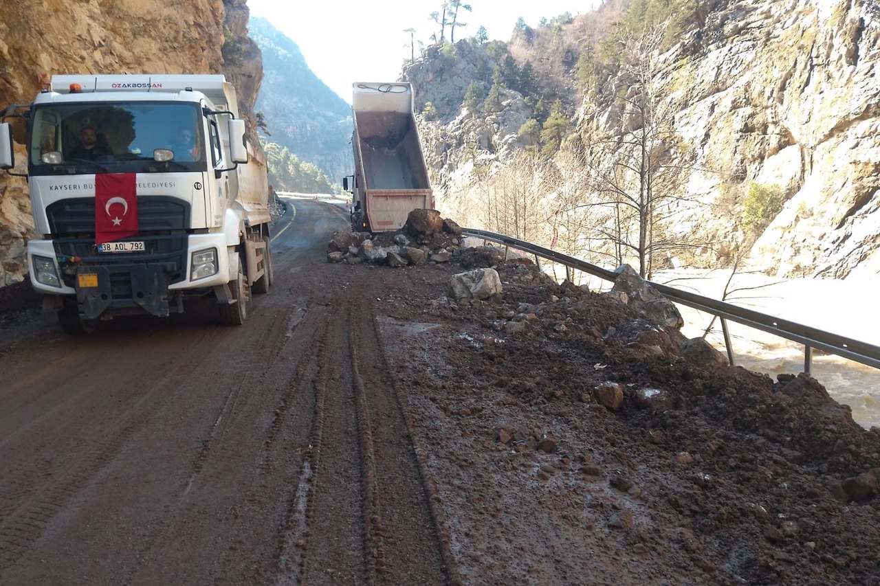 Kayseri Büyükşehir’den kar ve selle sıkı mücadele