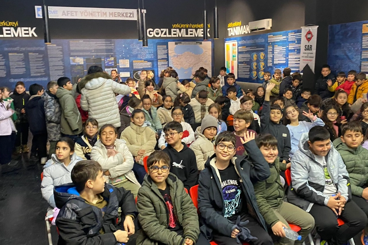 Kocaeli’de öğrencilerden deprem müzesine anlamlı ziyaret