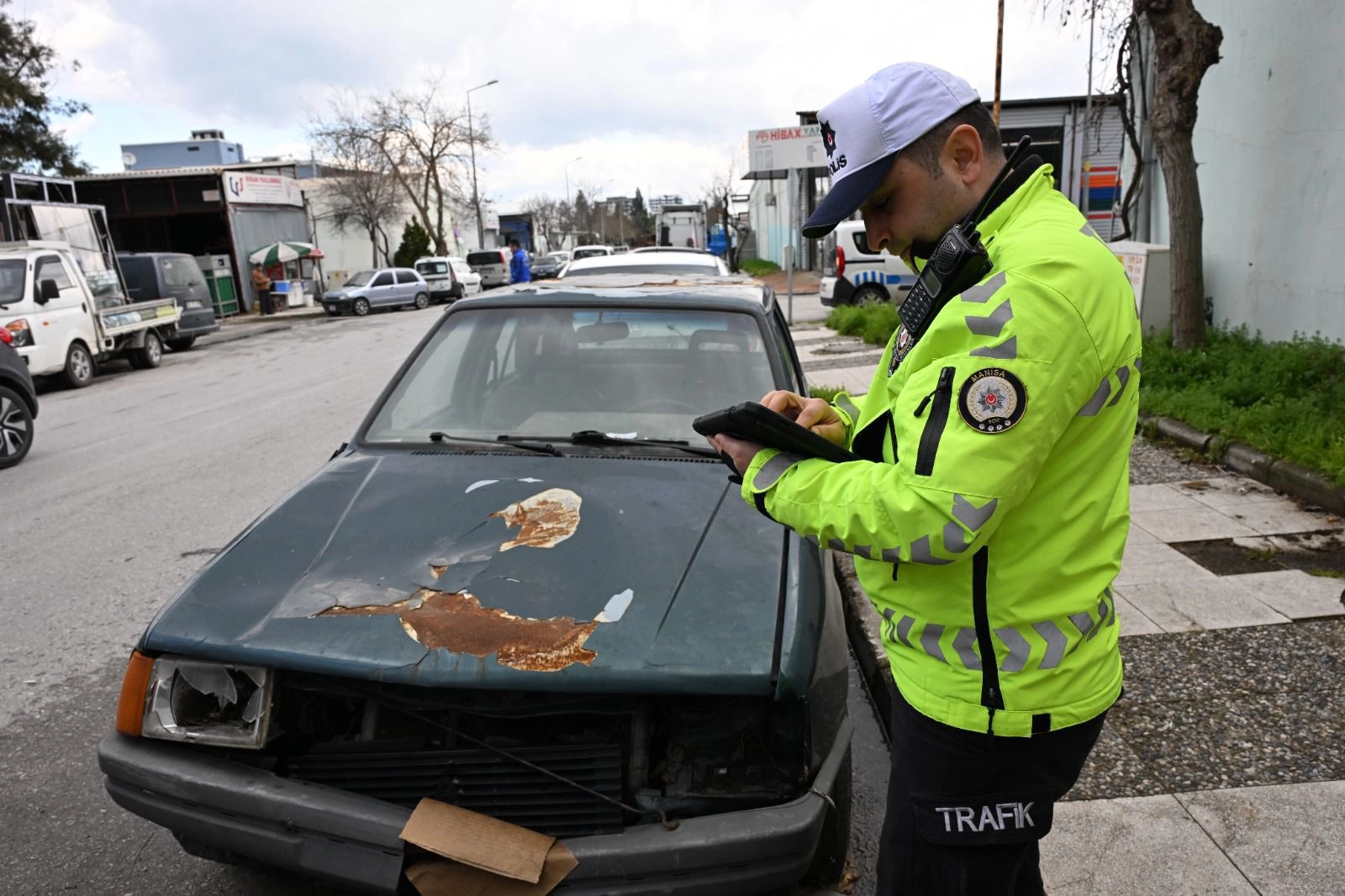 Manisa Büyükşehir sahipsiz ve hurda araçları kaldırıyor