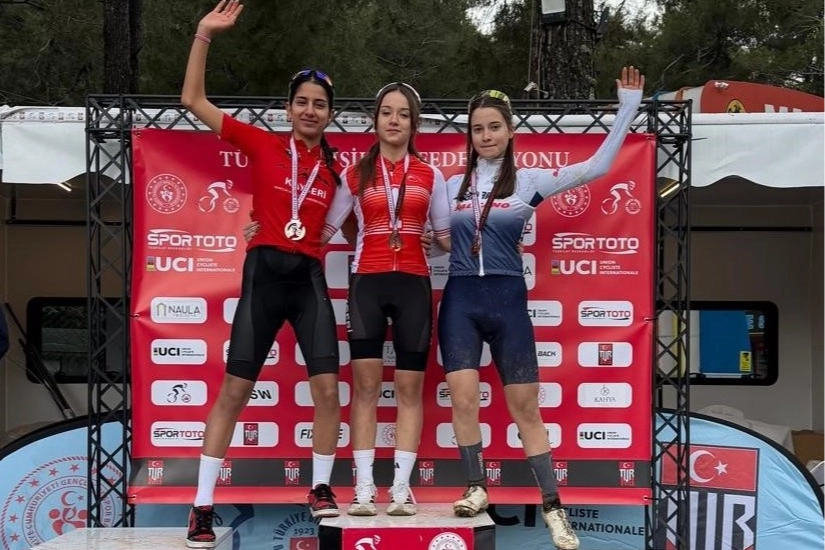 Sakarya Büyükşehirli sporculardan çifte gurur