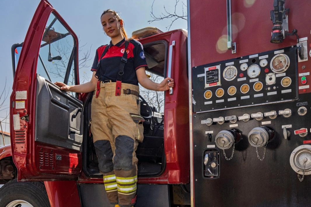 Alevlere meydan okuyan kadın… İzmir’de cesaretiyle örnek