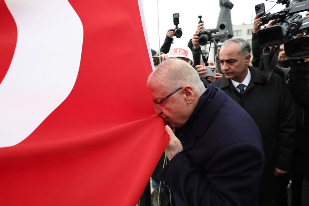 Bakan Güler, şanlı sancağı Çanakkale’de göndere çekti