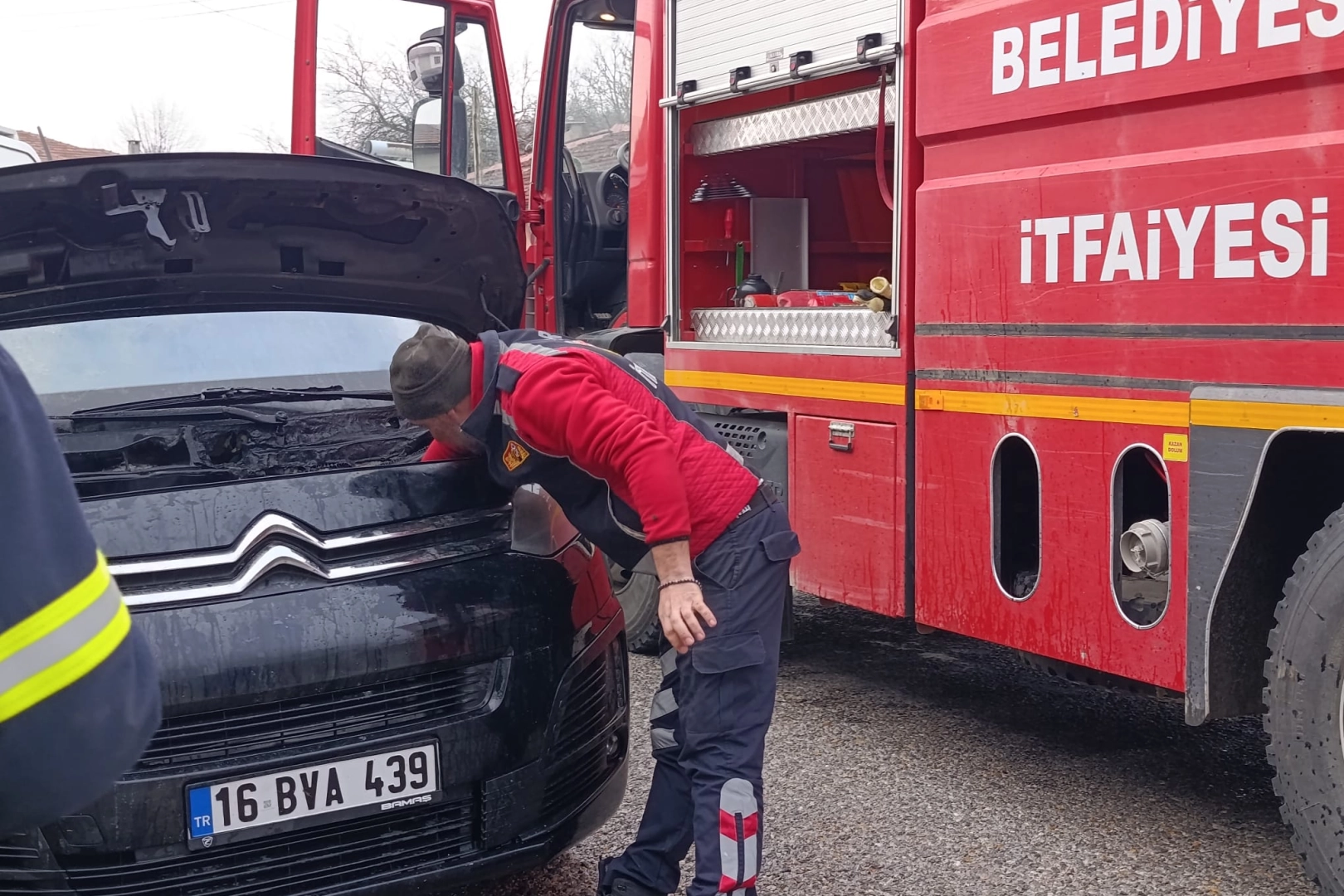 Bilecik Pazaryeri’nde seyir halindeki minibüste yangın