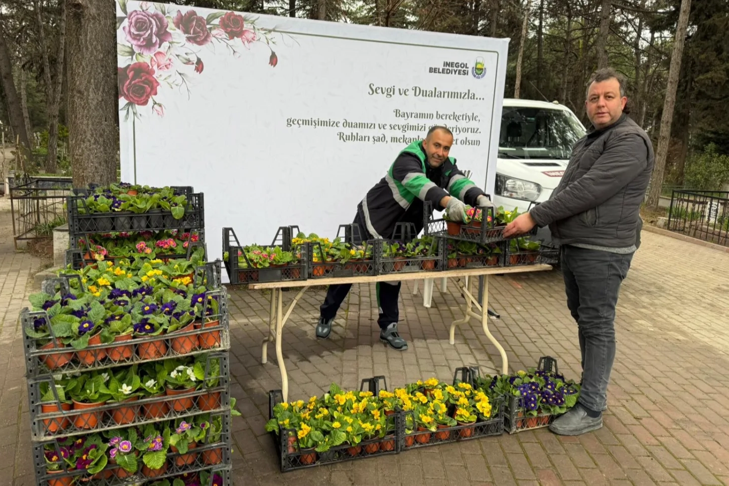 Bursa İnegöl’de mezarlıklar çiçek bahçesine büründü