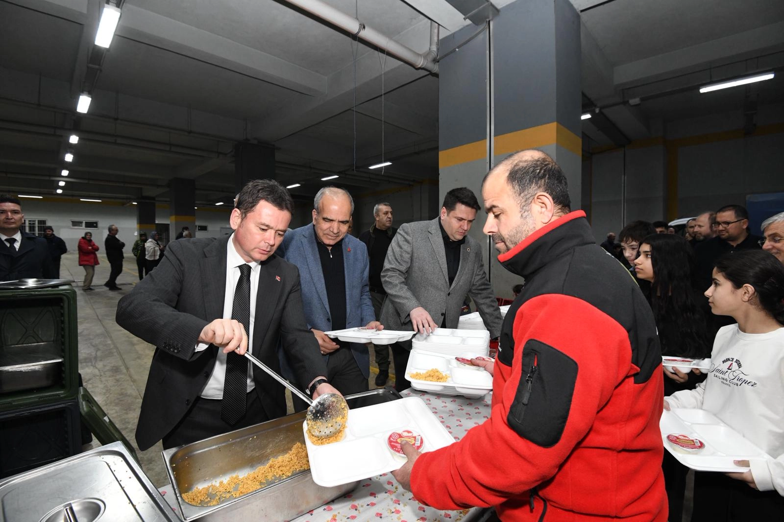 Bursa Osmangazi’de Başkan Aydın Yunuseli’nde vatandaşlarla iftarda buluştu