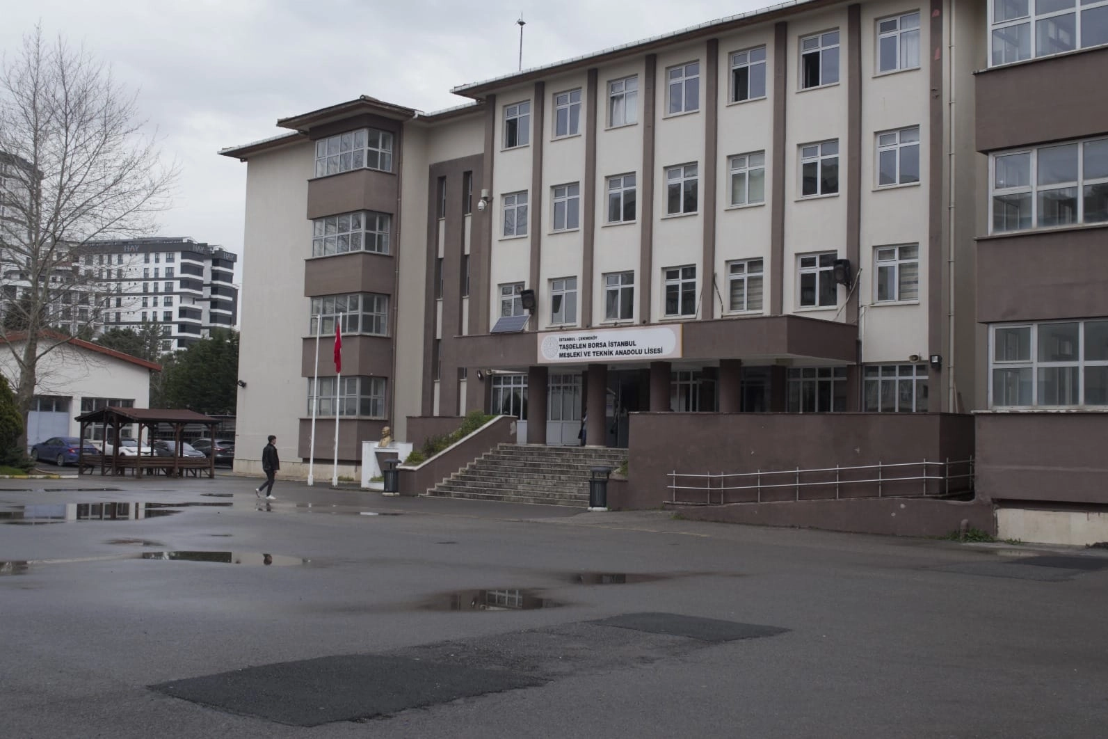 İstanbul Çekmeköy’de lisede bıçaklı saldırı! 2 öğretmen ve 1 öğrenci yaralandı