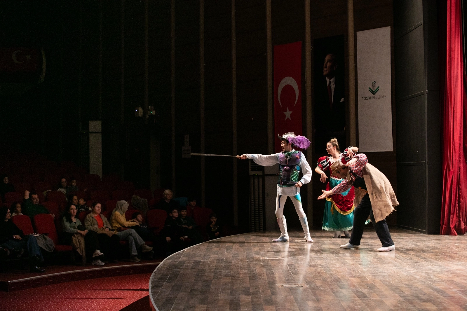 ‘Don Kişot’ İzmirli minik izleyicileri büyüledi