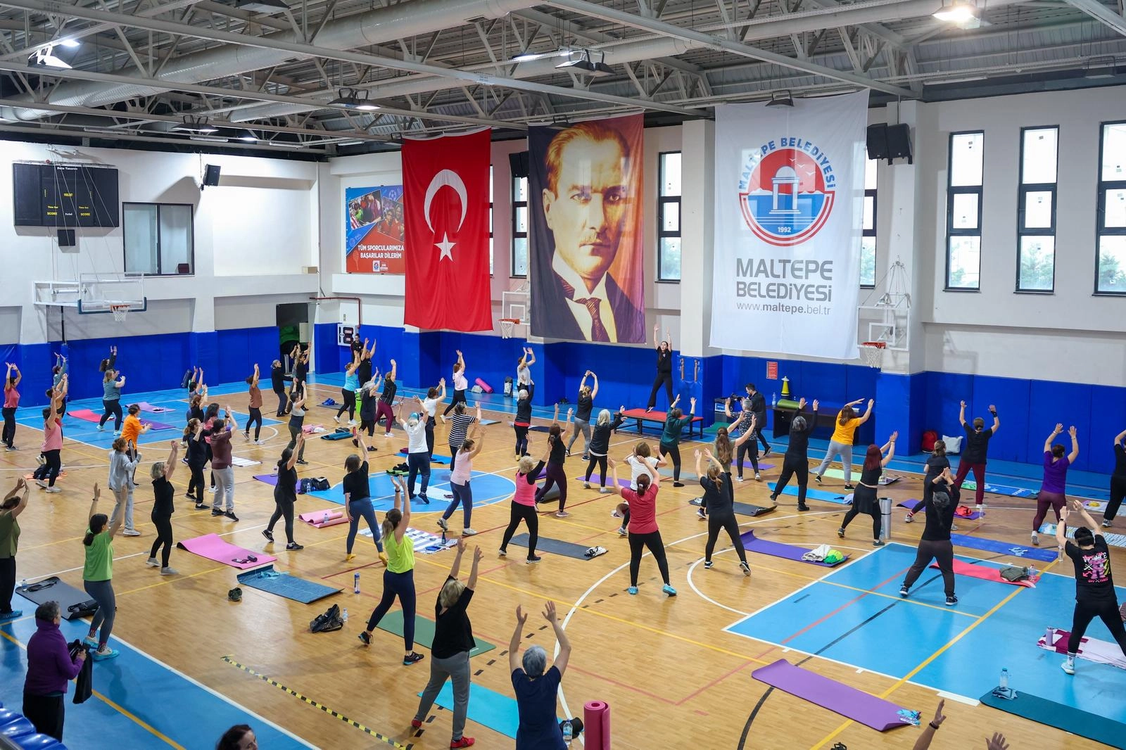 İstanbul Maltepe’de Köymen, spor yapan kadınlarla buluştu