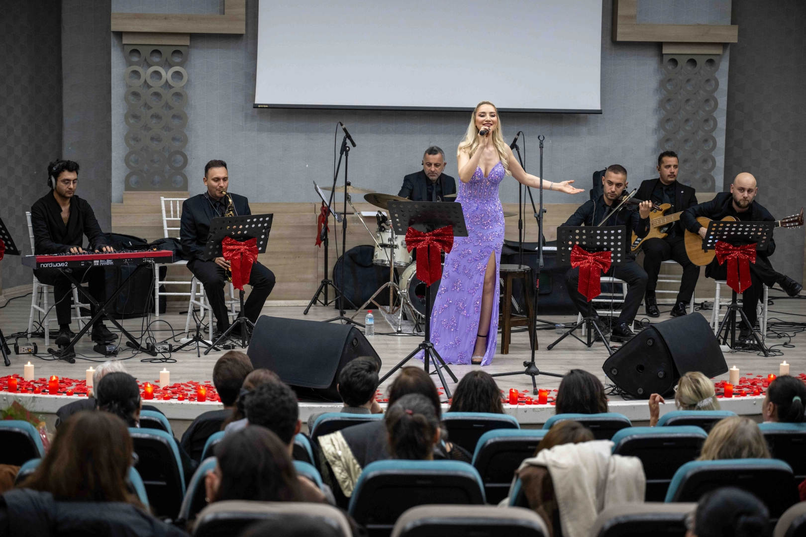 İzmir Bornova’da aşk şarkıları gecesi