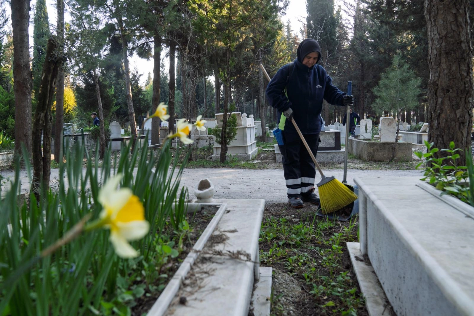İzmir’de mezarlıklar bayrama hazırlanıyor