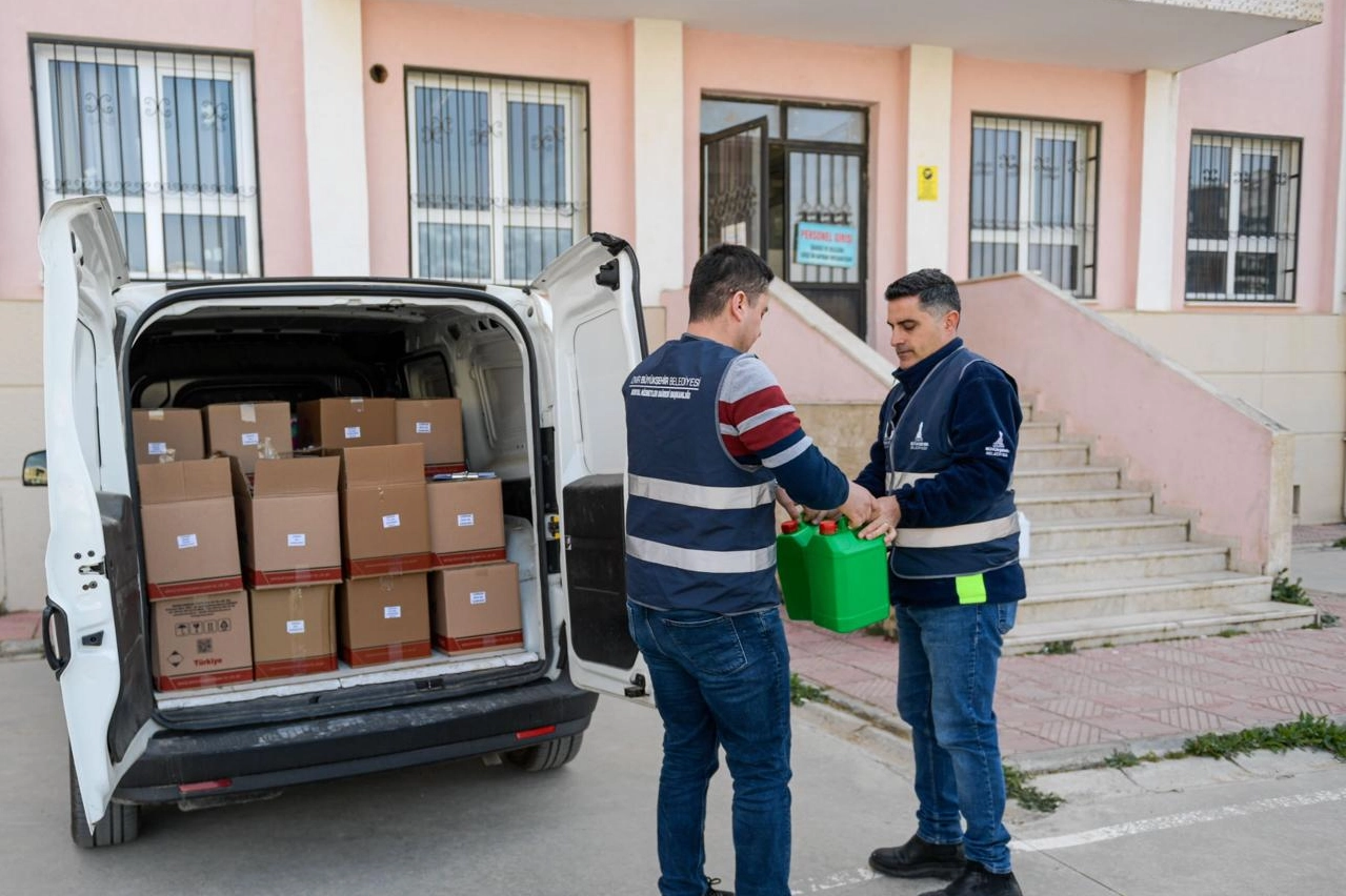 İzmir’de okullara hijyen desteği sürüyor