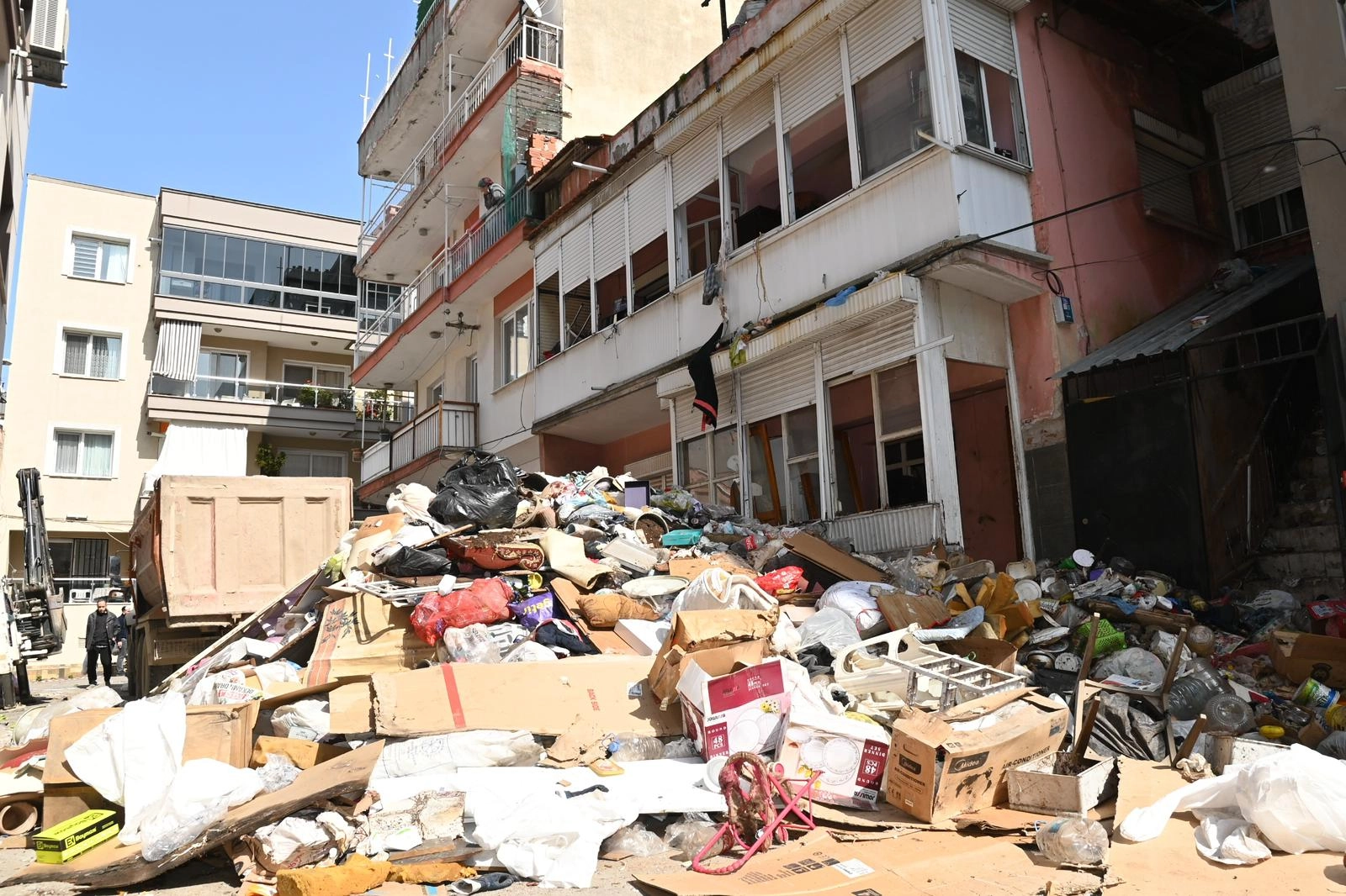 Karabağlar’da ‘çöp ev’den 12 kamyon atık çıkarıldı