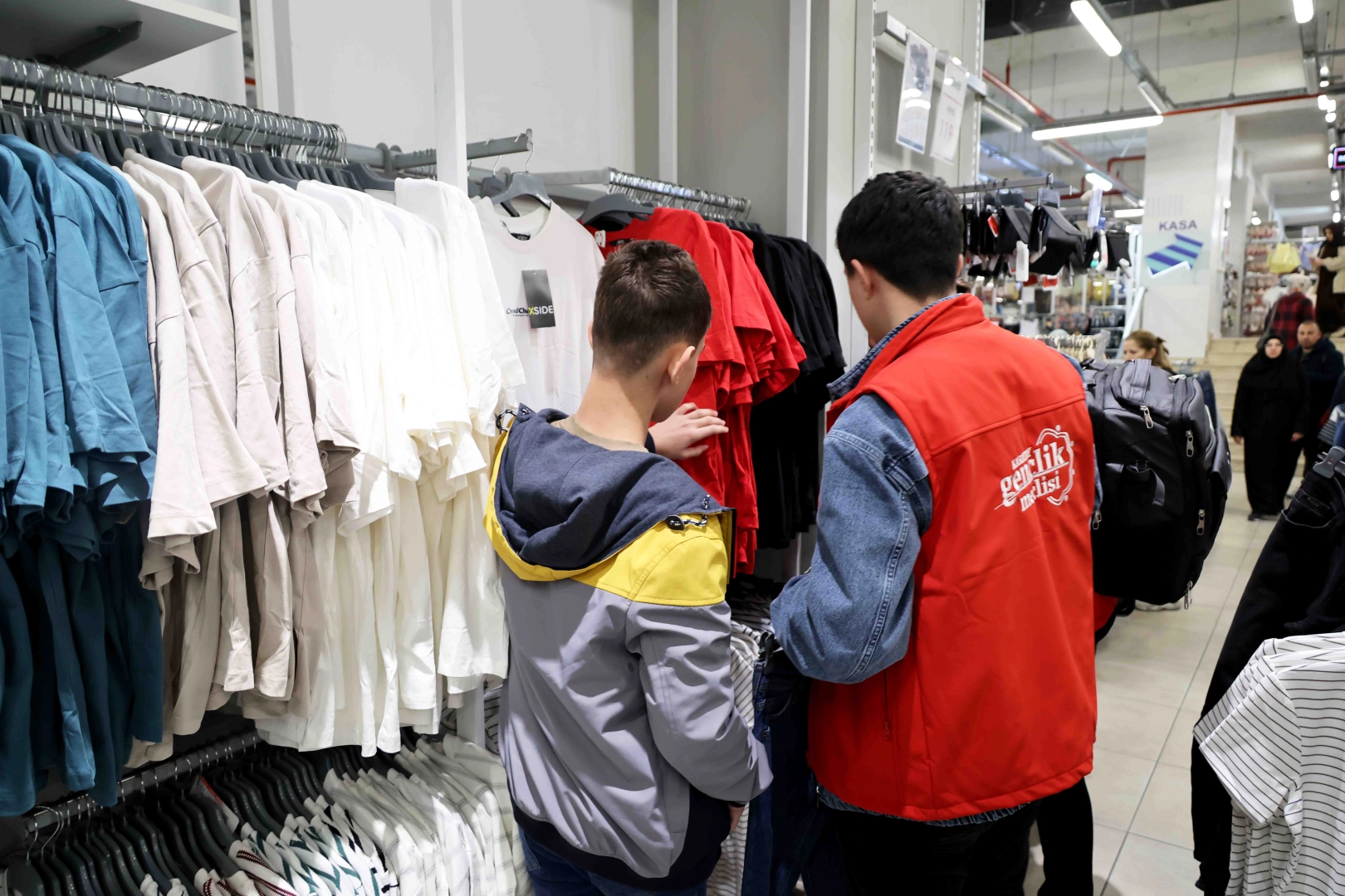 Konya Karatay Gençlik Meclisi’nden çocuklara bayram sürprizi