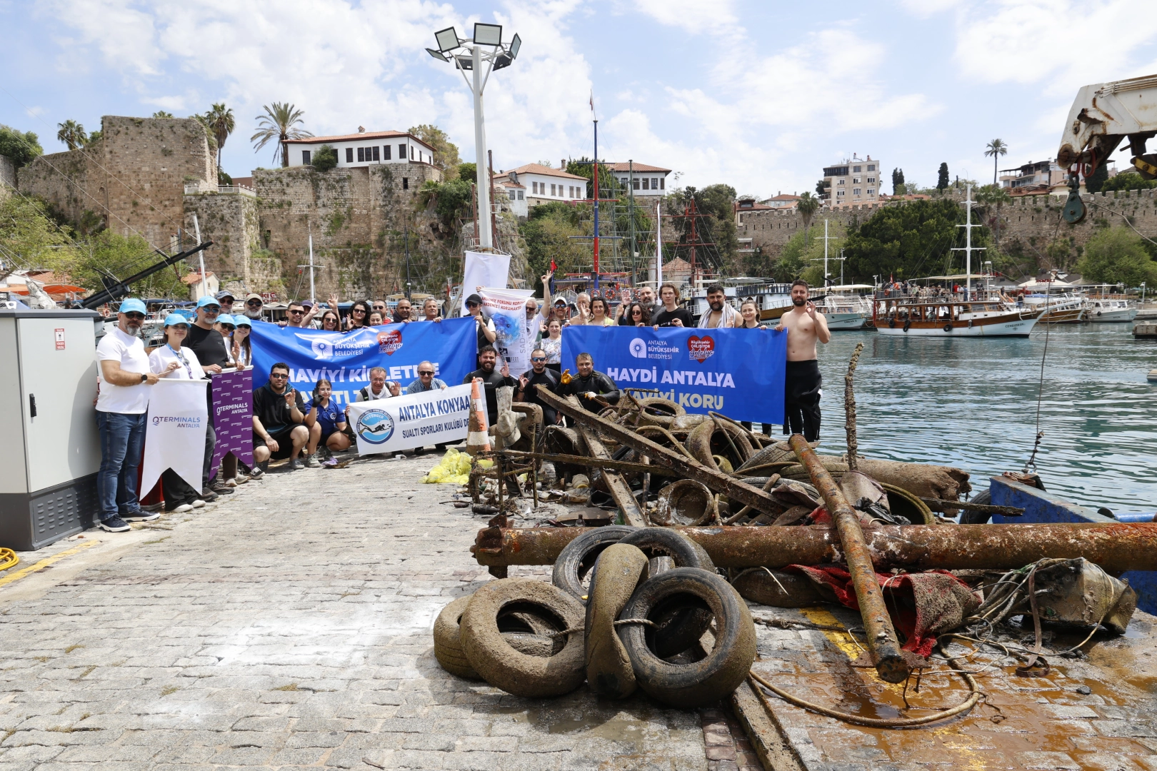 Antalya’da deniz dip temizliği… 5 ton çöp çıkartıldı