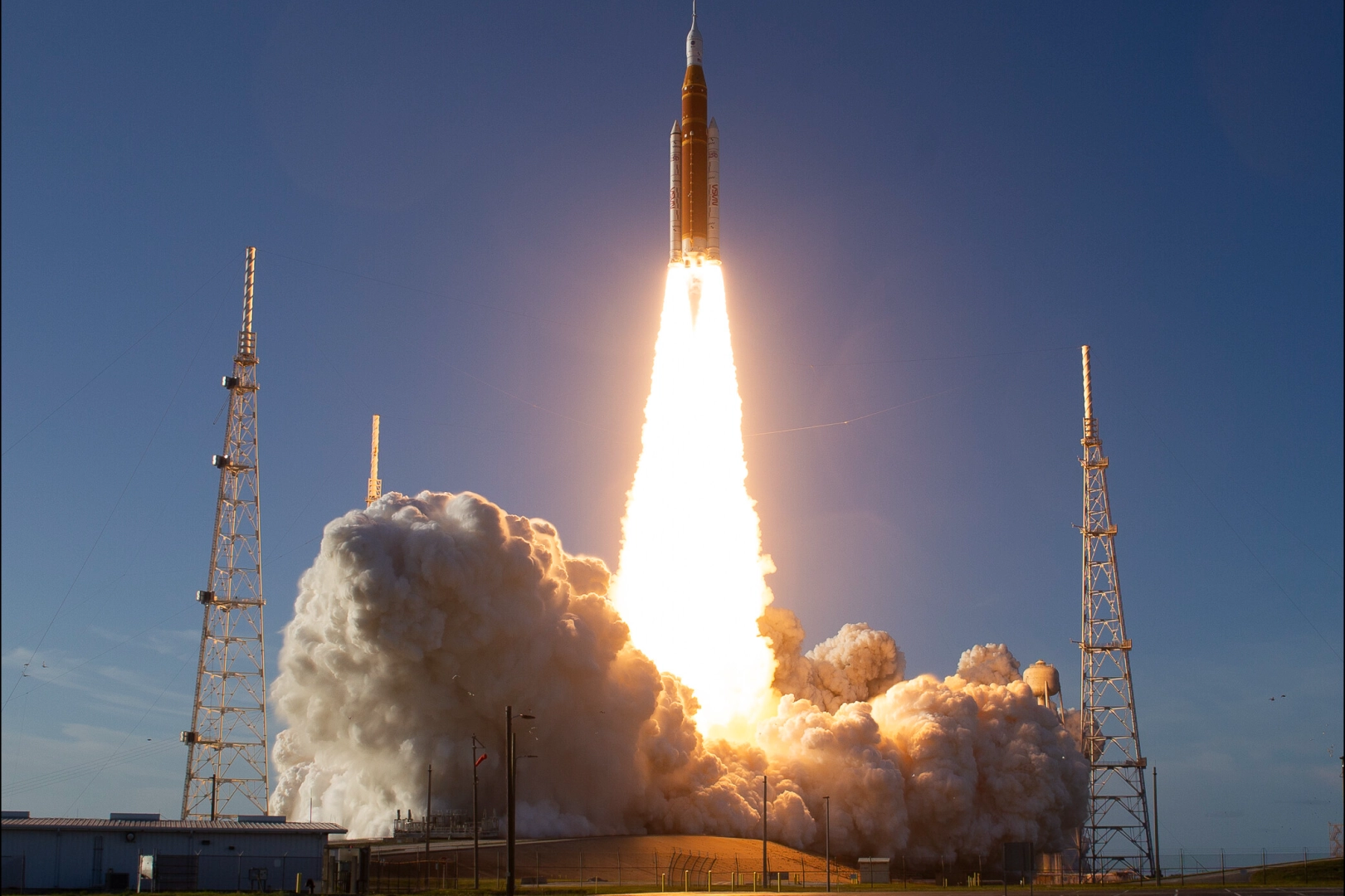 Artemis II görevi başladı… 50 yıl sonra astronotlar Ay yolunda