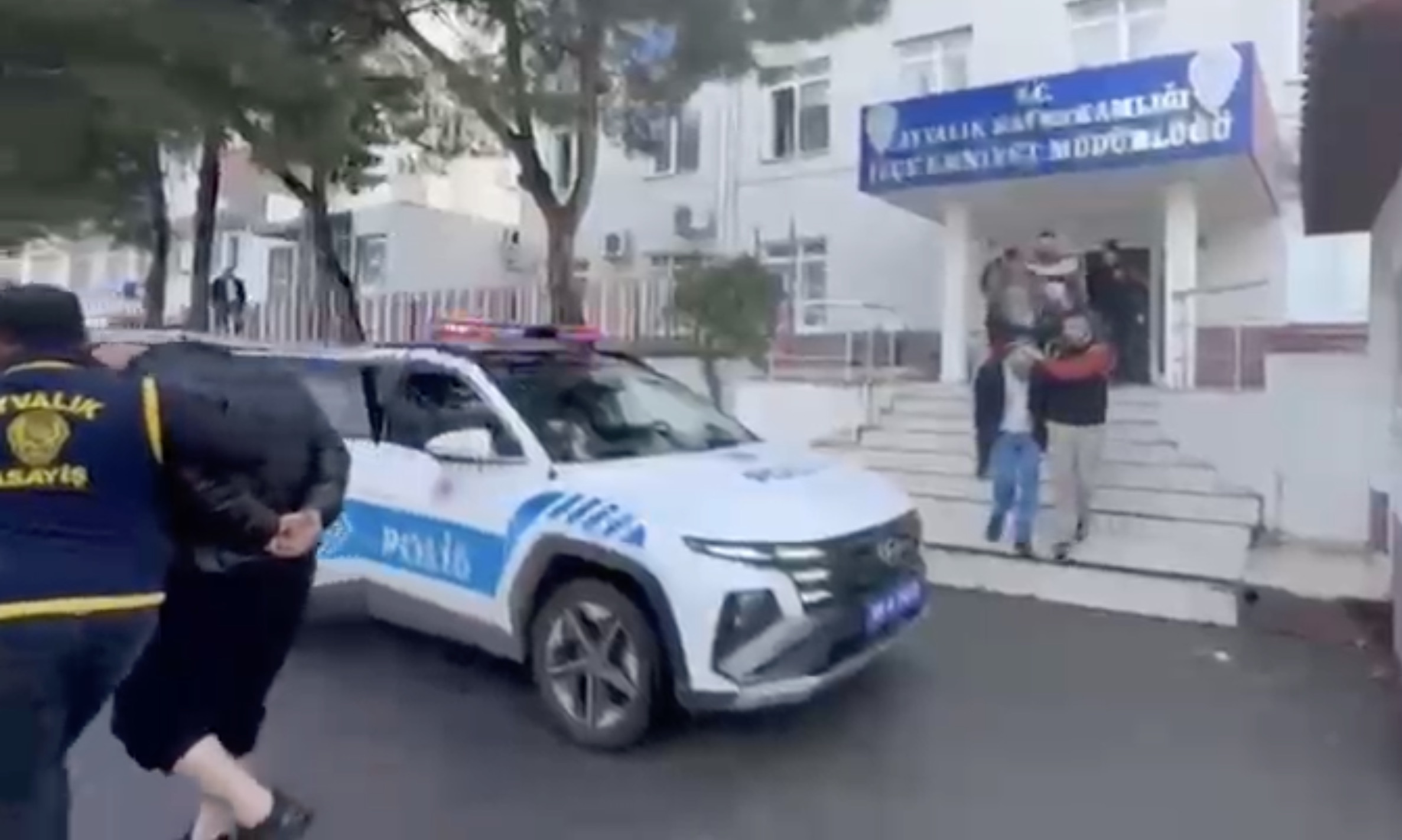 Ayvalık Polisinden Sağanak Yağmur Altında Göçmen Operasyonu