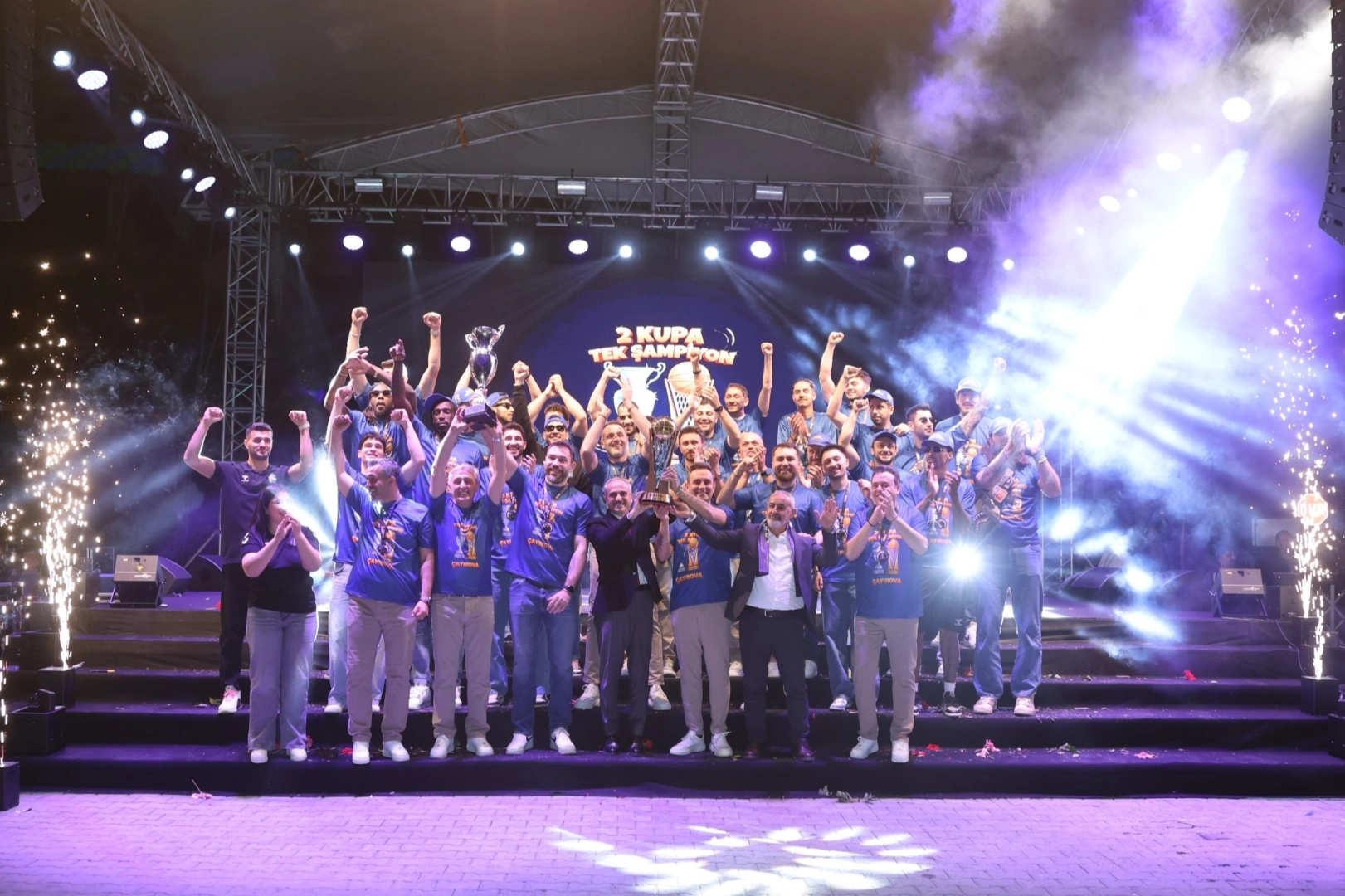 Çayırova’da şampiyon takım, şampiyon taraftarıyla buluştu