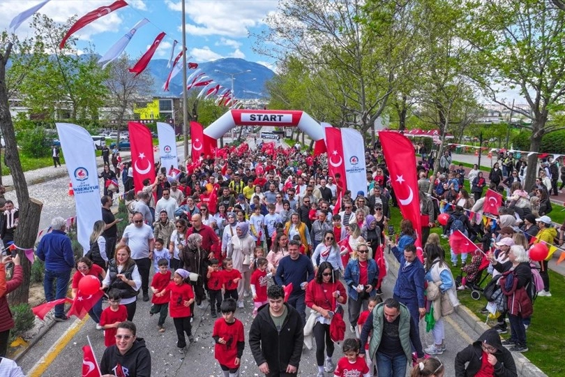 Denizli’de 23 Nisan Coşkusu çocuk koşusuyla başladı