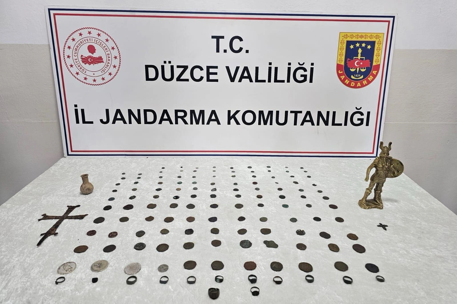 Düzce’de tarihi eser kaçakçılığına 2 gözaltı… 136 parça eser ele geçirildi