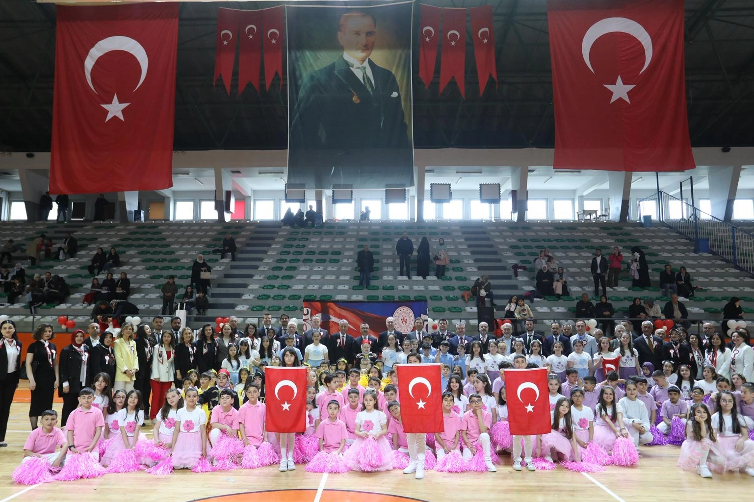 İnegöl’de 23 Nisan Ulusal Egemenlik ve Çocuk Bayramı coşkuyla kutlandı